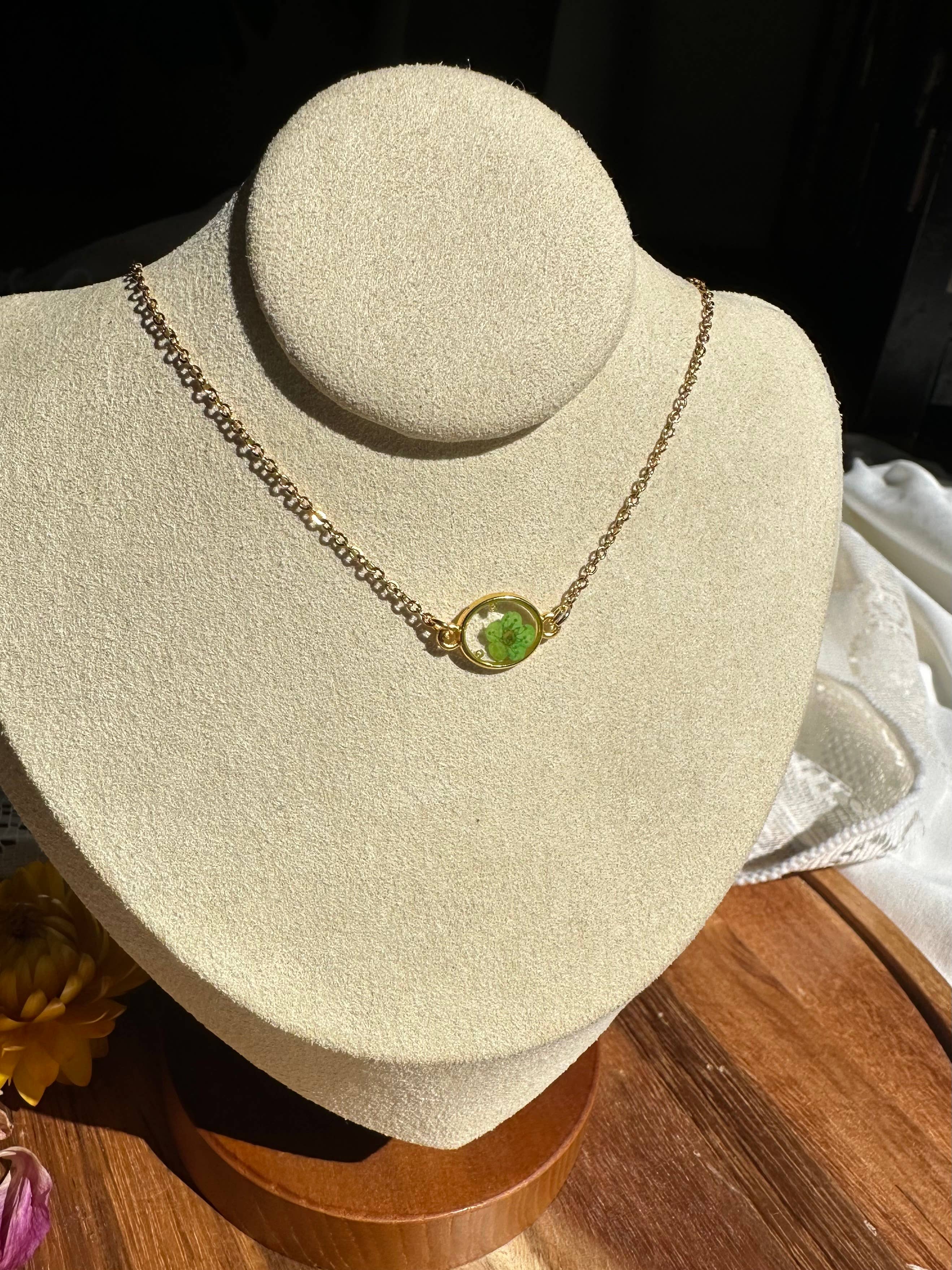 Lucky Lucky Studios – Großhandel Kette mit Anhänger/Charm – Echte Blumen-Halskette (goldene ovale Fassung)4