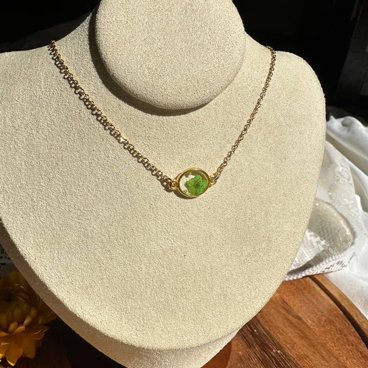 Lucky Lucky Studios – Großhandel Kette mit Anhänger/Charm – Echte Blumen-Halskette (goldene ovale Fassung)4