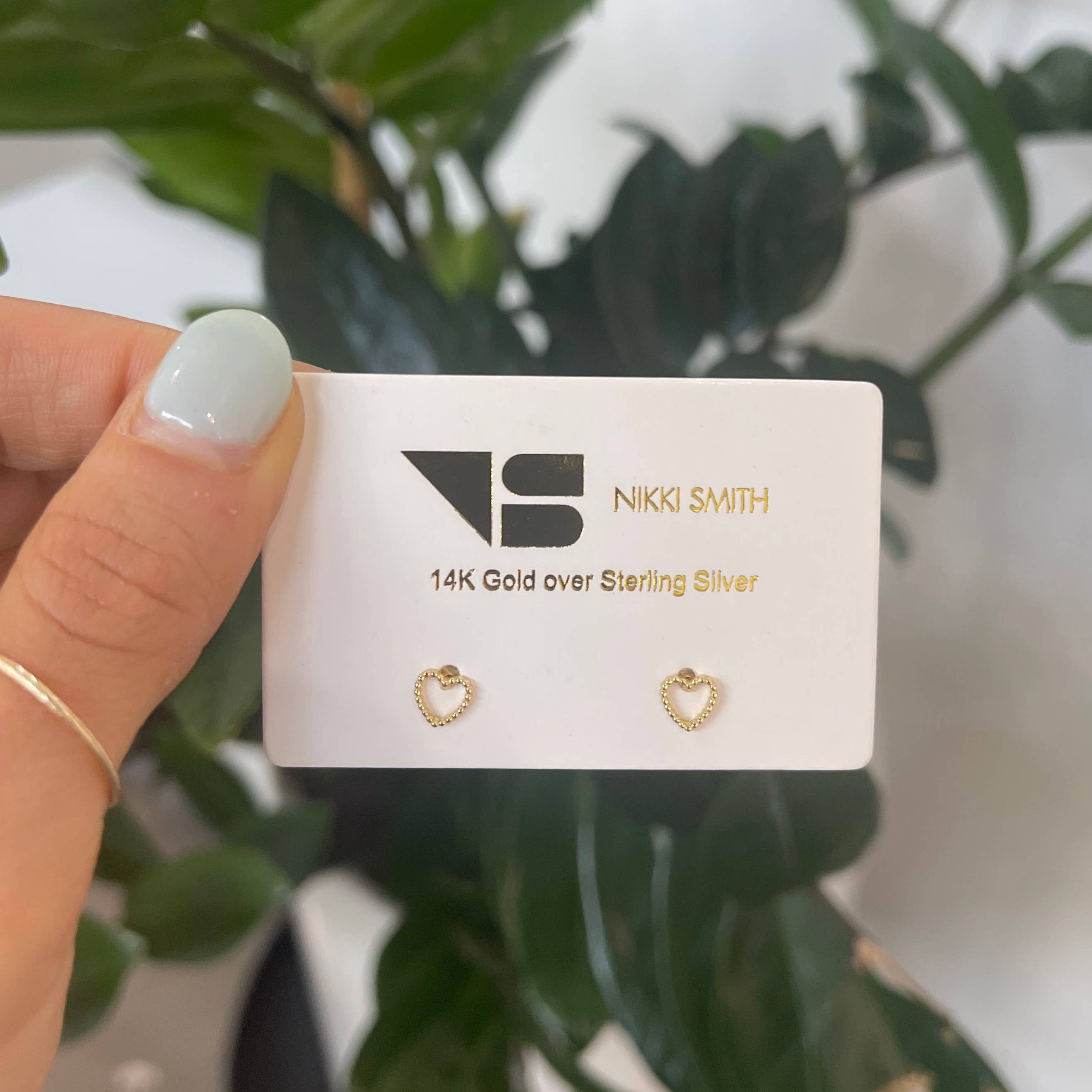 Nikki Smith Designs - Vente Clous d'oreille - Mini-boucles d'oreilles à tige en forme de cœur en or2