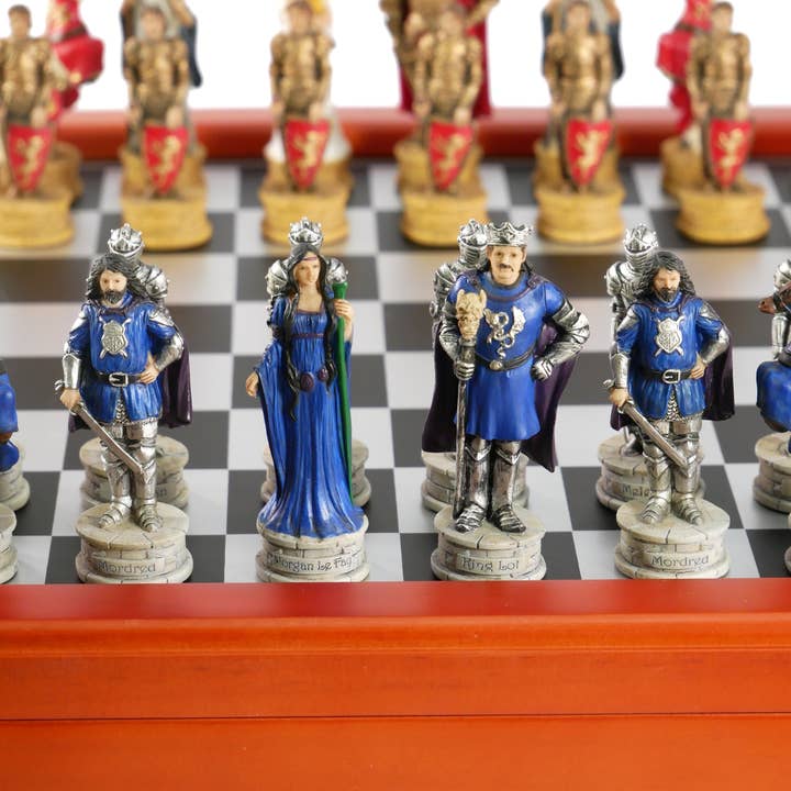 WorldWise Imports - Vente Jeux de société - Jeu d'échecs - Échecs en résine King Arthur sur coffre en cerisier2