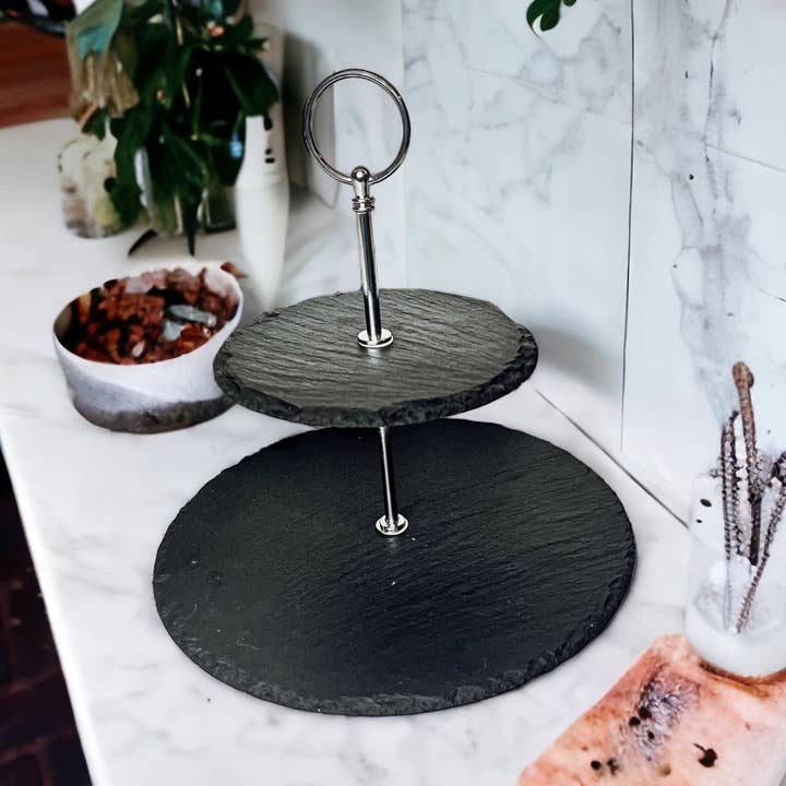 Vassoi a più livelli in ardesia con manico, gres naturale fatto a mano per la vendita all'ingrosso da parte di Gia Roma