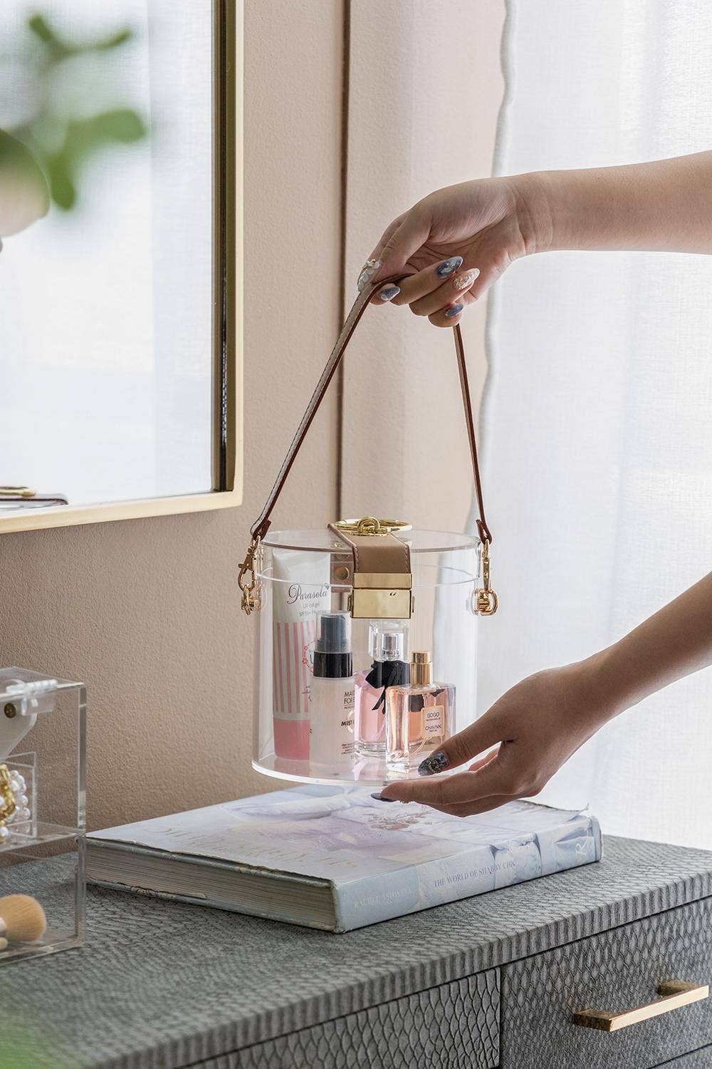 A&B Home Group Inc. - Vente Boîtes décoratives - Boîte de rangement en acrylique 6x6x6,5" avec sangle en simili cuir - Transparent3