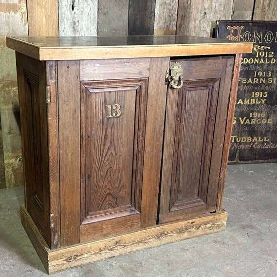 Antik kökspentryö med pitch pine och marmor för wholesale av belvoir