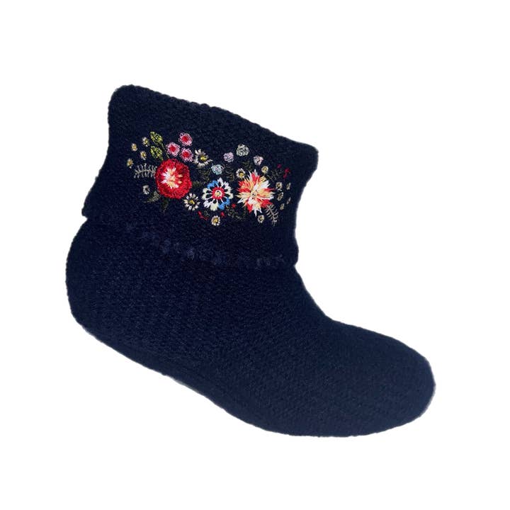 Chaussons confortables brodés de fleurs de minuit pour femmes pour la vente par Urban Knit Slipper Socks & Gifts