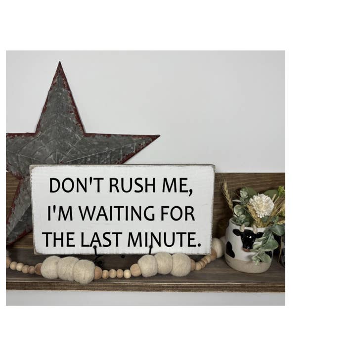 NE ME BOUCLE PAS, J'ATTENDS LA DERNIÈRE MINUTE pour la vente par Dudley's Cottage & Gifts