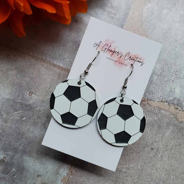 Fotboll akryl örhängen för wholesale av A Glamper's Creations LLC