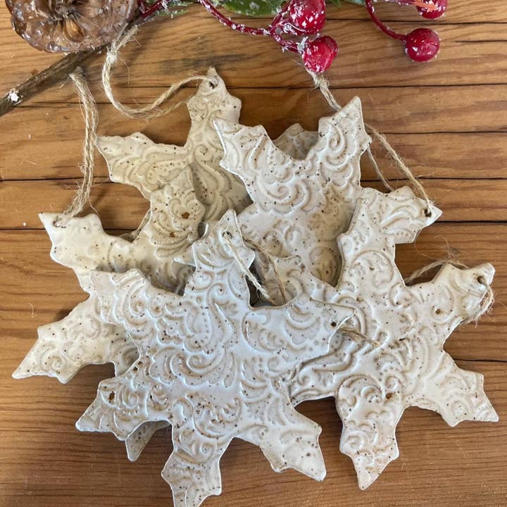 Stonehouse Pottery – Ornamento por atacado – Ornamento de floco de neve em renda branca fosca1