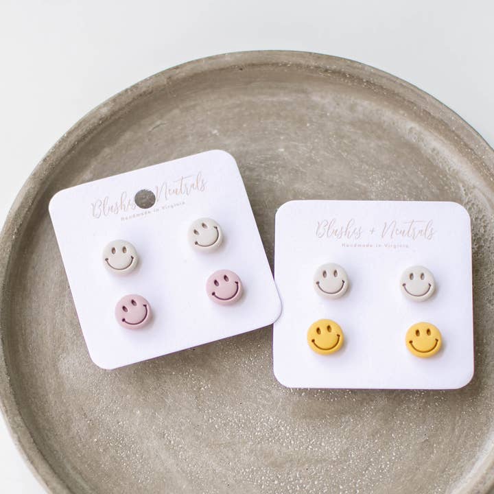 Smiley Face Stud Pack för wholesale av Blushes and Neutrals