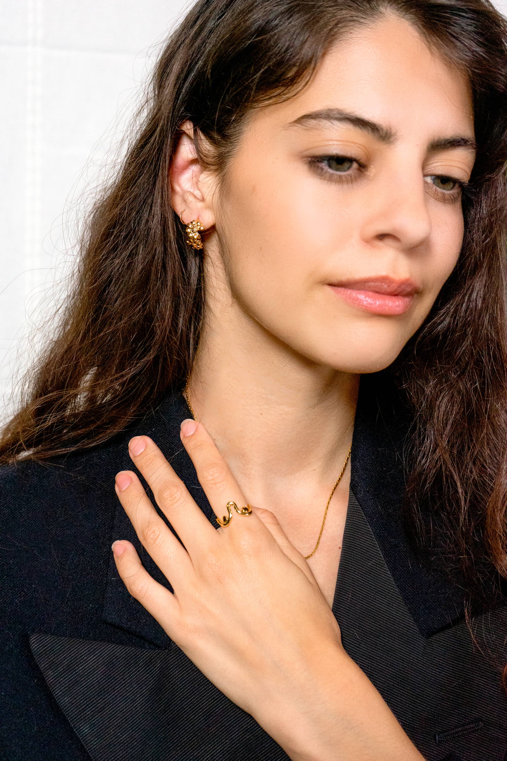 Peter and June – Großhandel Hoops – Margaret Kreolen mit Gänseblümchen, 18 Karat1