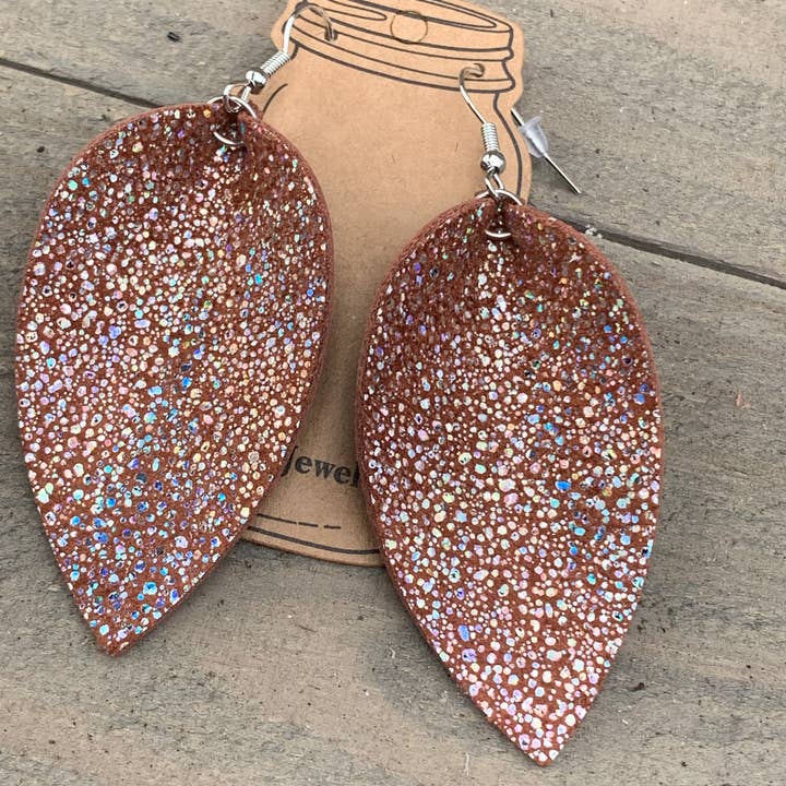 Orecchini in vera pelle marrone con brillantini olografici per la vendita all'ingrosso da parte di Jill's Jewels