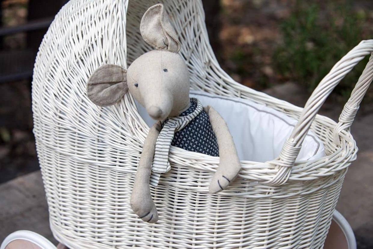 The Wicker Stories - Wholesale Kinderwagen voor poppen - Kinderen - Poppenwagen van natuurlijk riet met houten handvat en decoratieve afwerking3