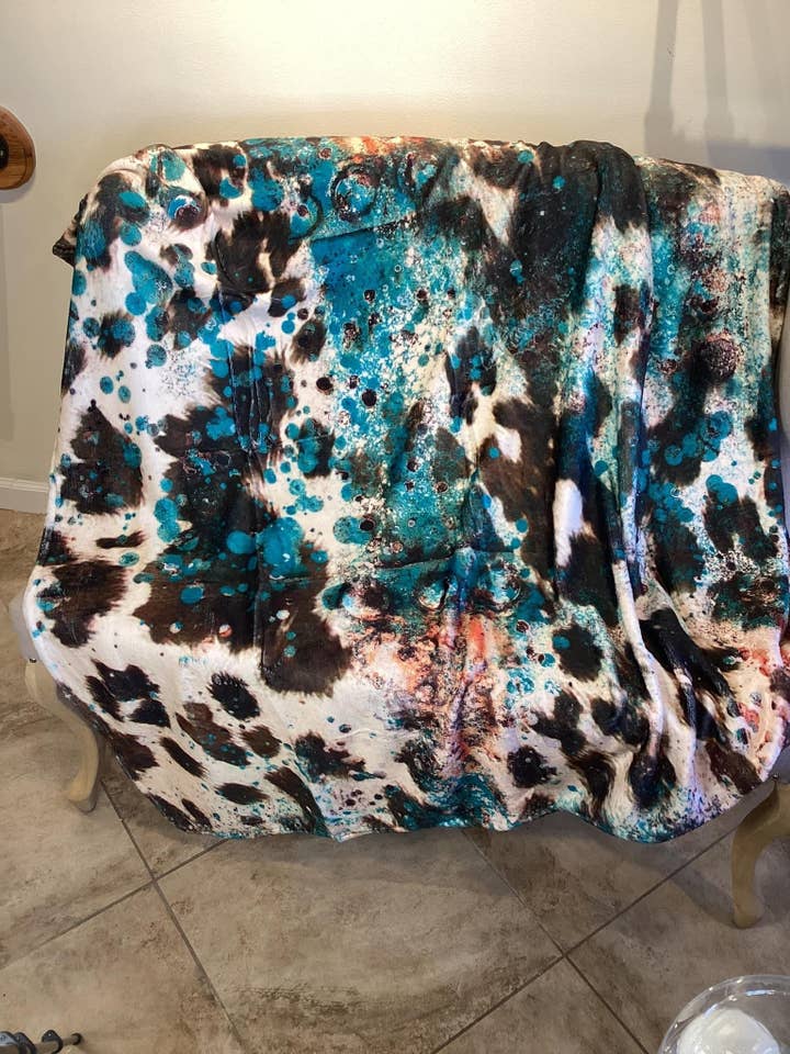 Fleecetæppe Rustik Teal Cowhide for engroshandel hos Dixie Bella