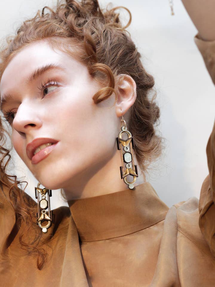 Orecchini Adelia per la vendita all'ingrosso da parte di Chalk Jewellery