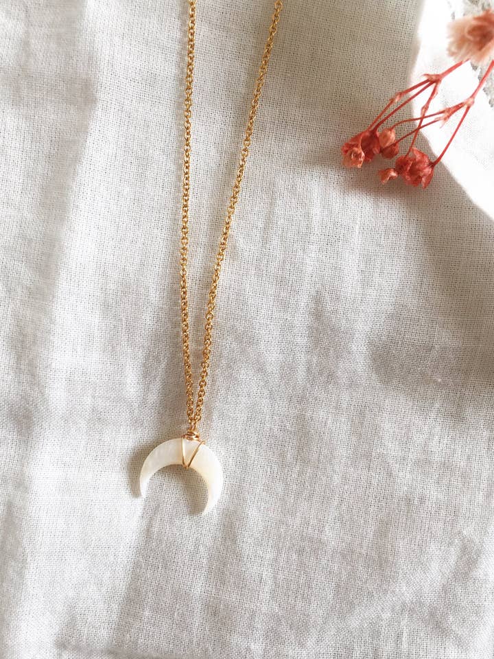 Leonard Halskette mit kleinem weißem Horn für den Großhandel von MAISON LEONARD JEWELERY