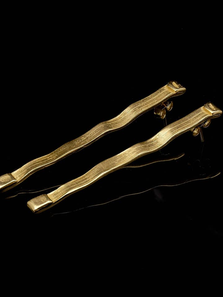 Örhängen i 18K guldpläterad Aurum Linearis – Långa geometriska statement-stiftörhängen för wholesale av YuuJewels