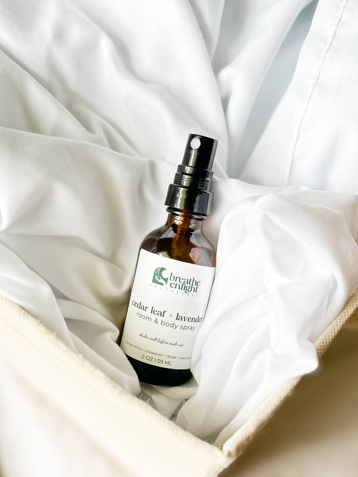 Spray parfumé pour pièce et corps - Flacon pulvérisateur en verre ambré de 60 ml pour la vente par Breathe Enlight Apothecary