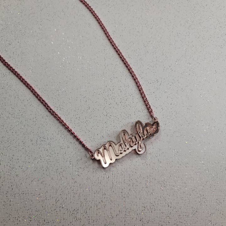 Collier pendentif plaque signalétique 3D pour la vente par Brilliant Young & Beautiful Boutique