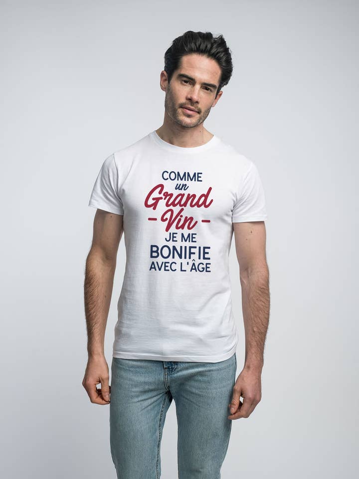 CAMISETA BLANCA HOMBRE COMO UN BUEN VINO ME MEJORO CON LA EDAD WAF para venta al por mayor de Le Roi du T-shirt
