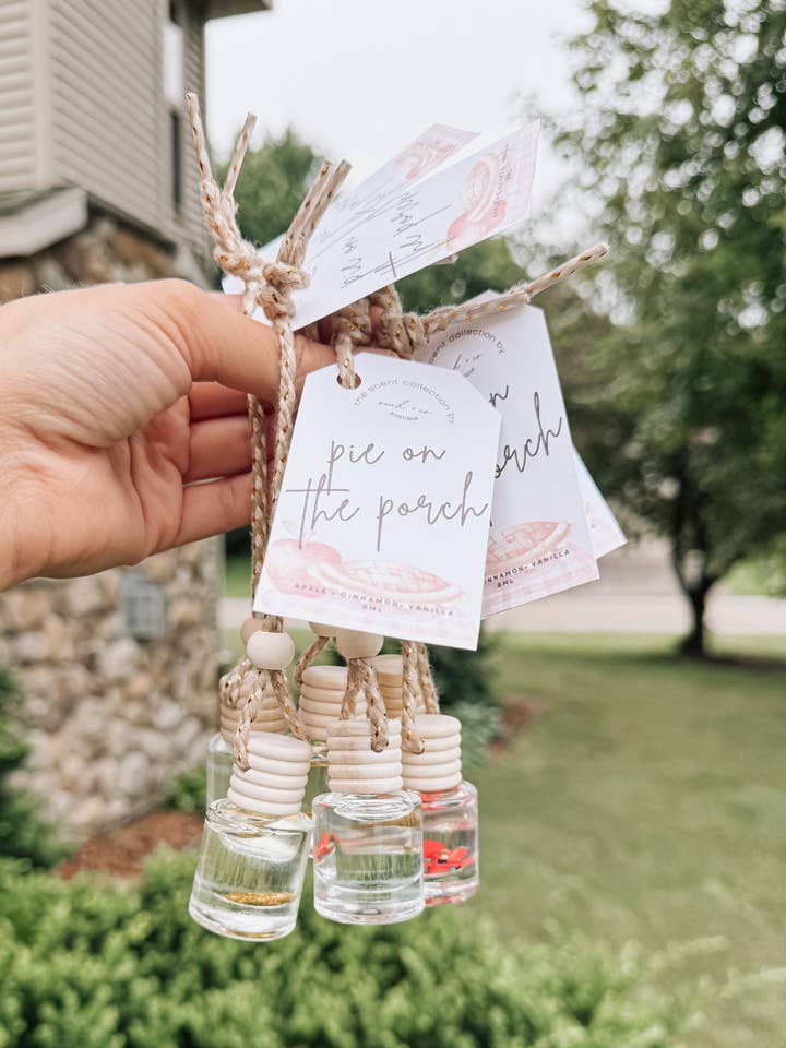 Tarte sur le porche pour la vente par Scent Collection by SEAH + Co. Boutique