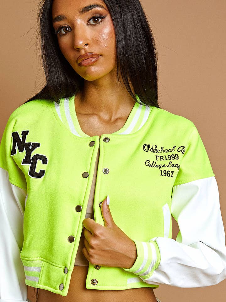 Korte varsity-jas van PU met contrasterende mouwen voor wholesale door AX Labels