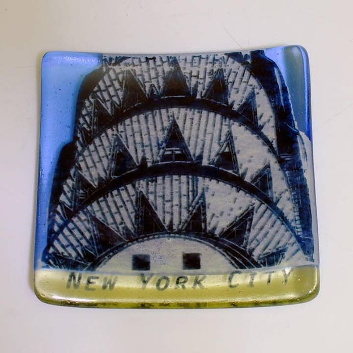 New York City Chrysler Building Gefused Glas 4,5" Opvangschaal voor wholesale door Kiku Handmade | Contemporary Fused Glass Home Goods