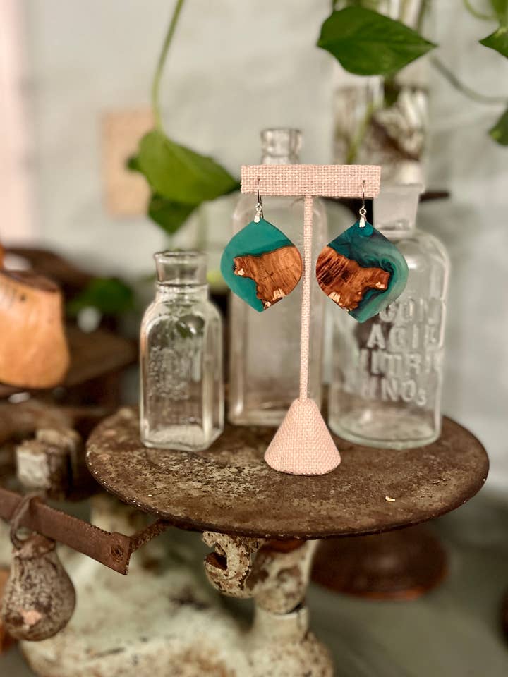 Grand bois et résine - forme de diamant pour la vente par Alchemy Jewelry