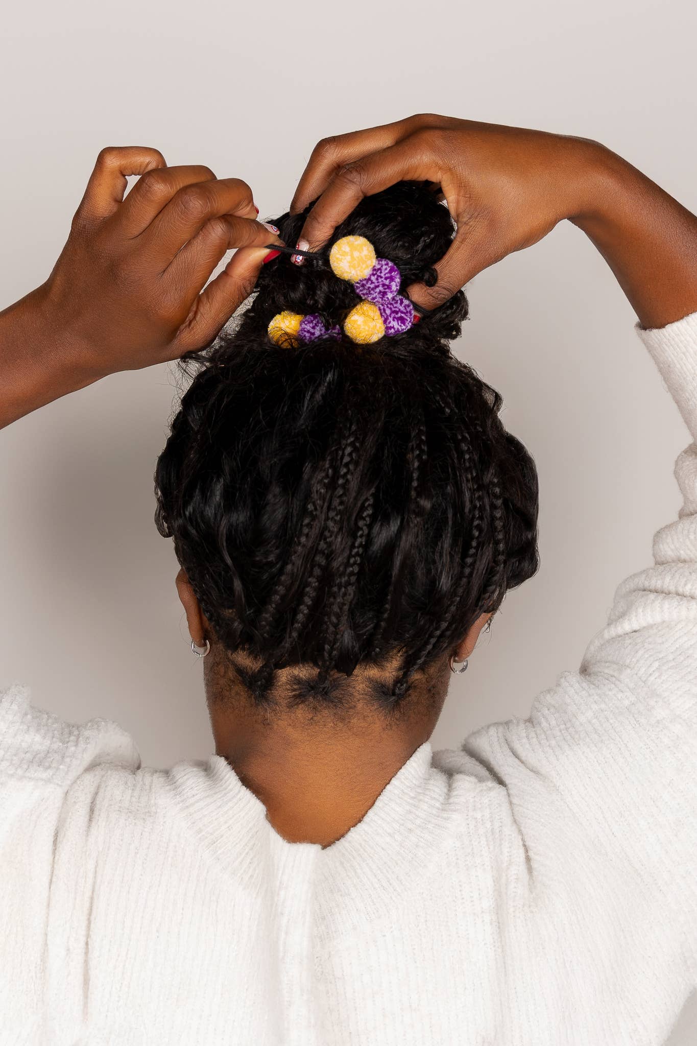 Double Pom – Engroshandel Hårbånd - Dame – Hårelastikker med lilla og guld konfetti-pomponer, 3-pak1