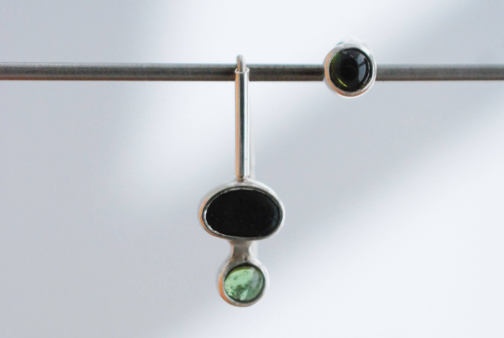 Ami jewel – wholesale Stud/post earrings – Set of two silver earrings-green tourmaline and black stone1