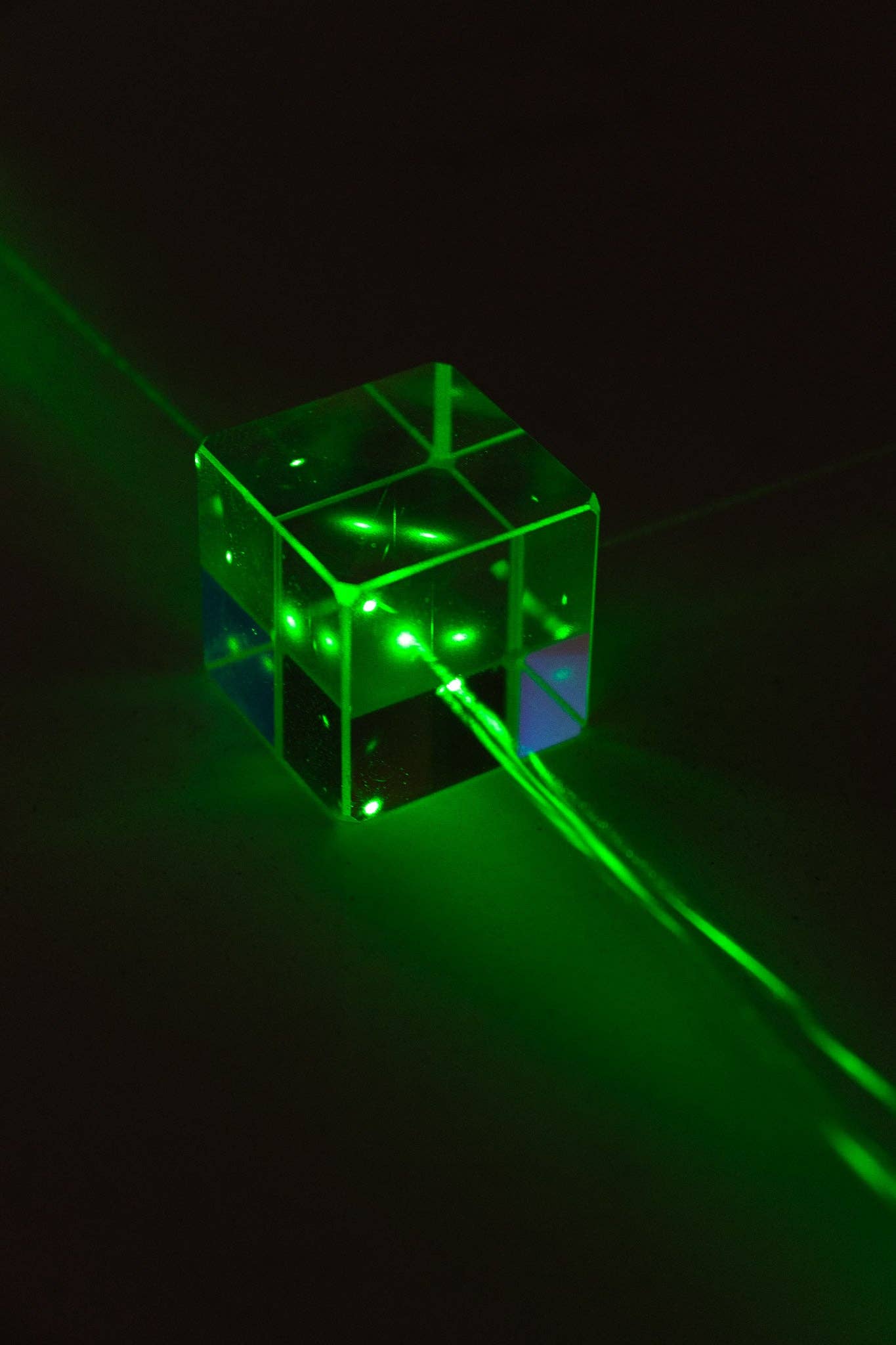 Stemcell Science Shop - Wholesale Decorative Tabletop Object - Beam Splitter Dichroic Glass X-Cube5