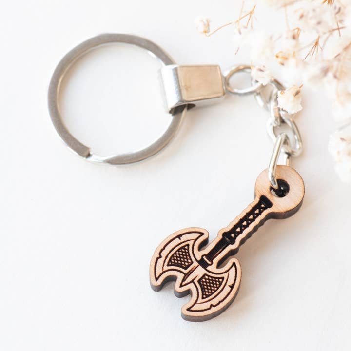 Porte-clés en bois de cerisier Double War Axe - KT25069 pour la vente par Robin Valley