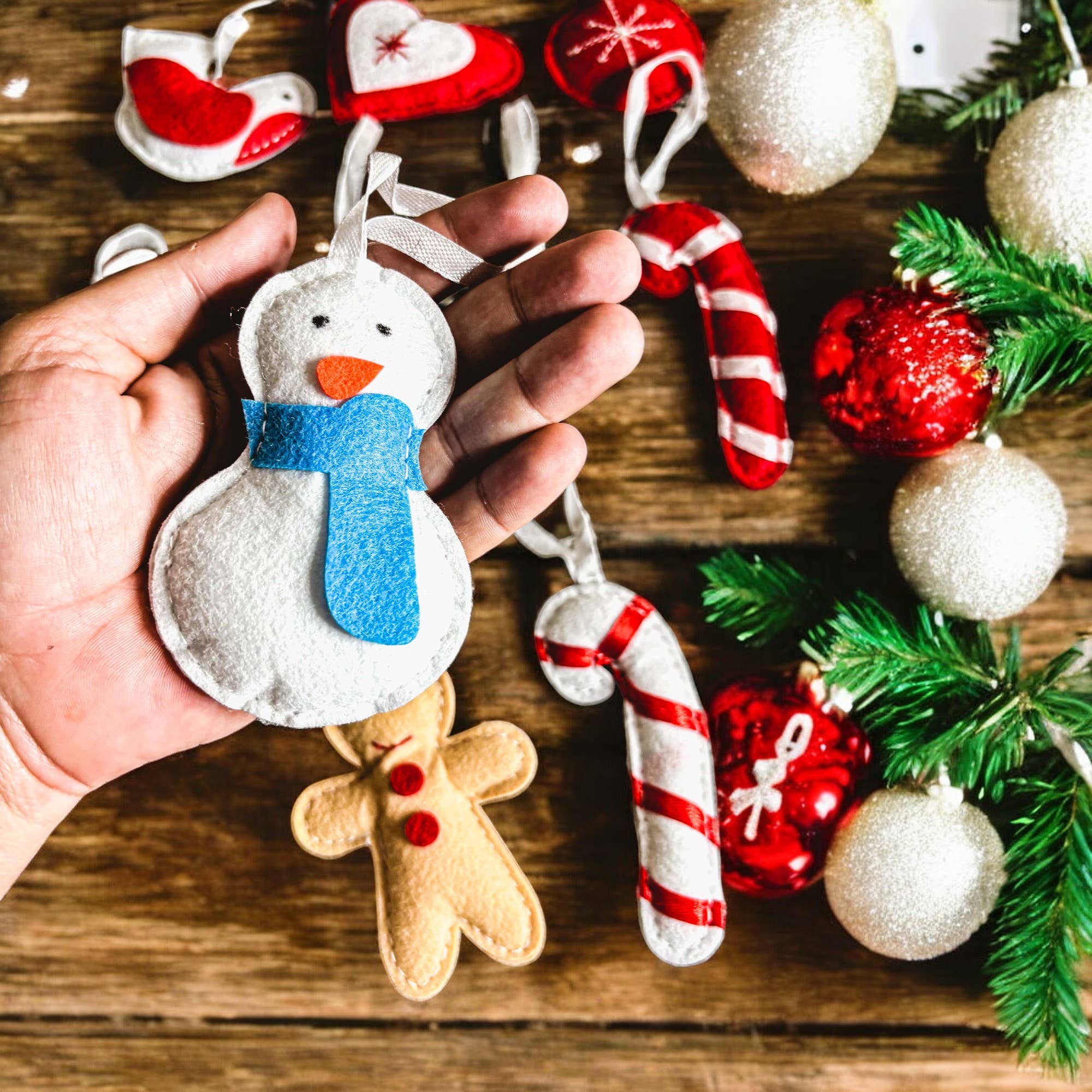 Gia Roma – Großhandel Adventskalender – Wiederverwendbarer Adventskalender aus Filz mit hängenden Plüschornamenten17