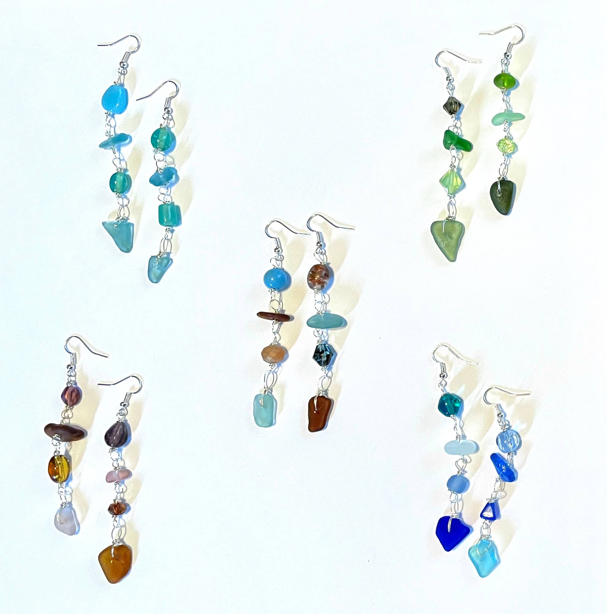 Cyn Elizabeth Studios – wholesale Hängande örhängen – Havsbus - Långa hantverksmässiga örhängen av sjöglas0