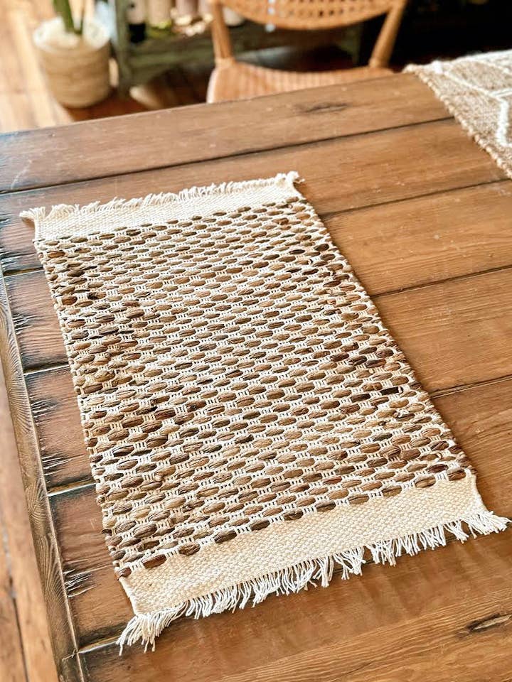 Set de table en jacinthe d'eau tissée à la main et coton - Ivoire/Naturel pour la vente par Patina Vie