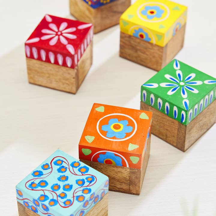 Namaste - Wholesale Decoratief doosje - Handgeschilderd houten sieradendoosje met kleurrijk Indiaas Truck Art bloemenmotief0