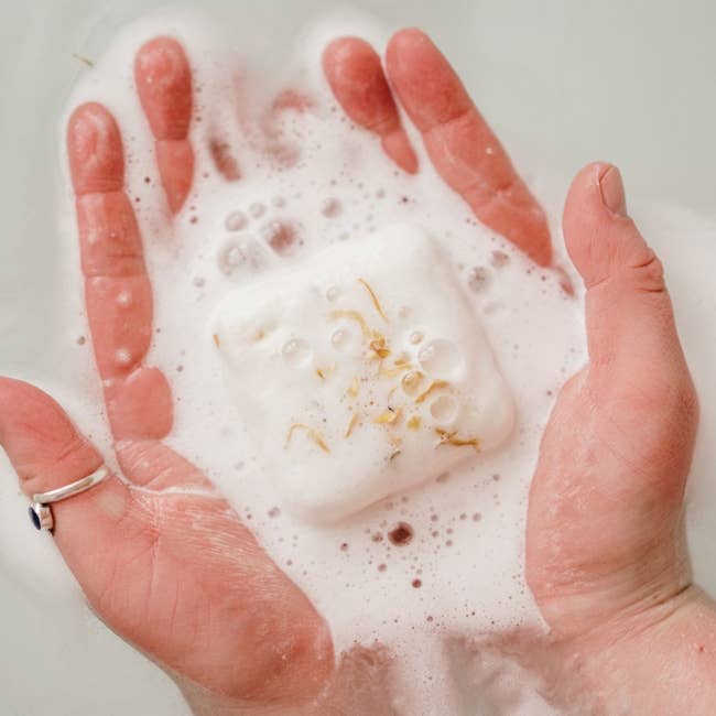 Bee native products - Wholesale Bath bomb/fizz - Blue Gum Botanical Bath bomb2