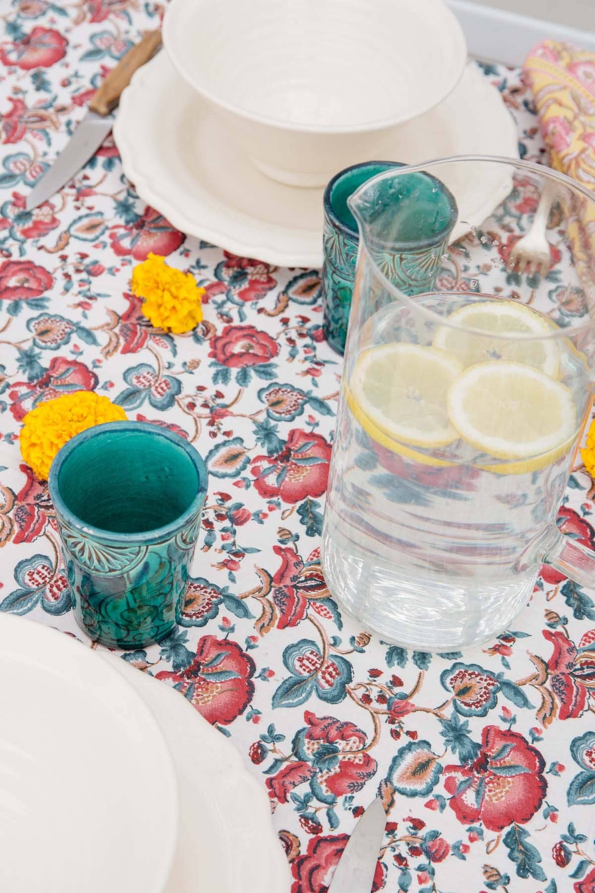 Fløde indiske blomster Carla dug med blomster i hvid, pink og grøn for engroshandel på Faire4