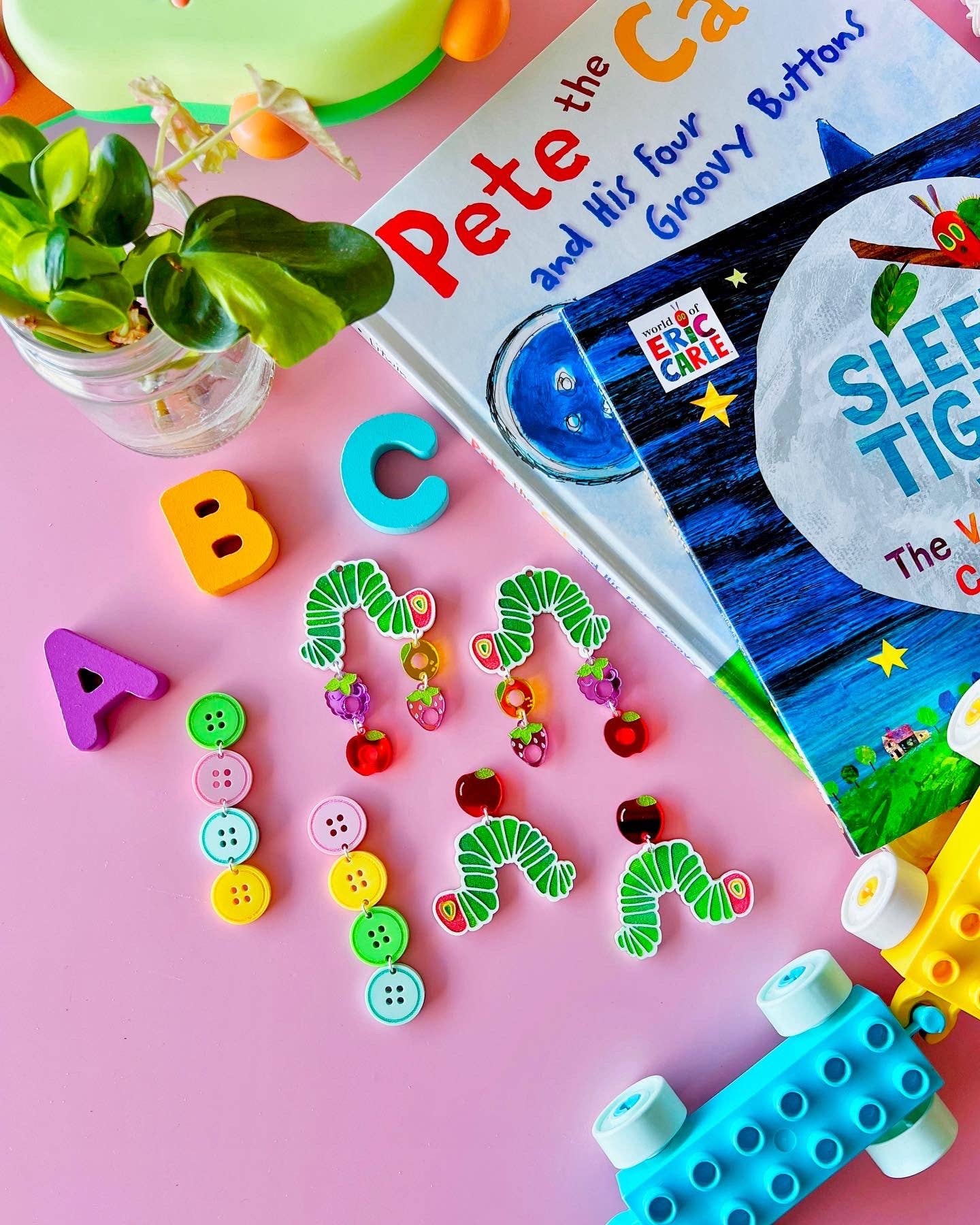 Victoria Essie Studio - Vente Boucles d'oreilles pendantes - Boucles d'oreilles Hungry Caterpillar Fruit Drop1