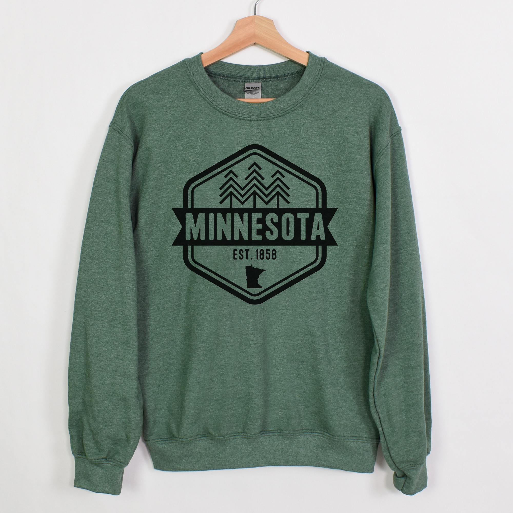 Fuzzy Loon Designs – Großhandel Sweatshirt mit Grafikdruck – Unisex – Minnesota Badge Pines Bequemer Crew-Pullover2