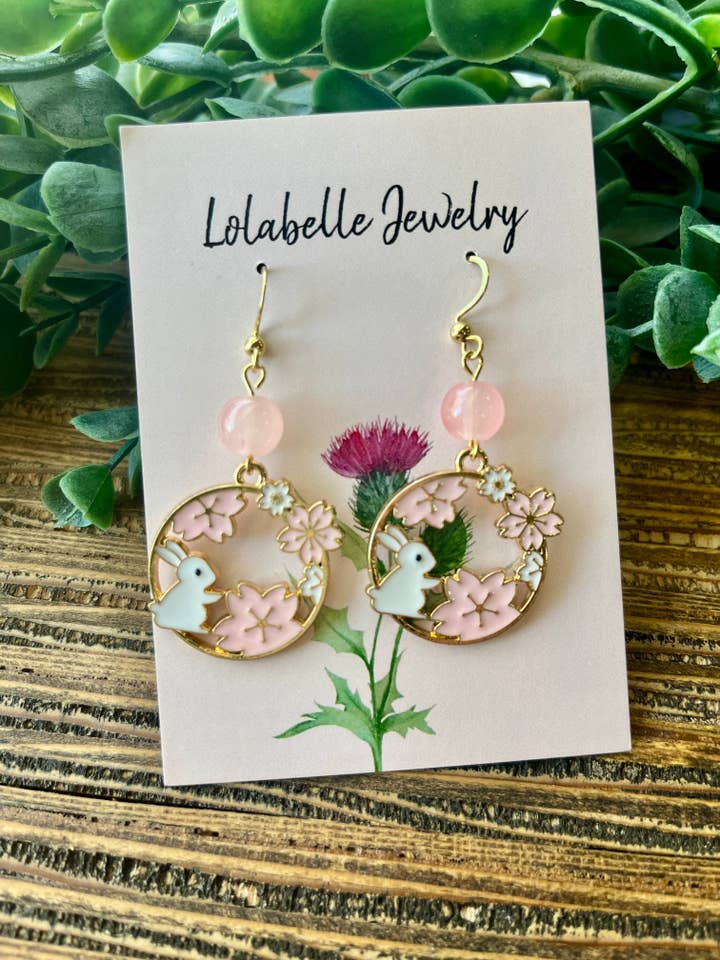 Boucles d'oreilles charme lapin fleur de cerisier printemps pour la vente par Lolabelle Jewelry