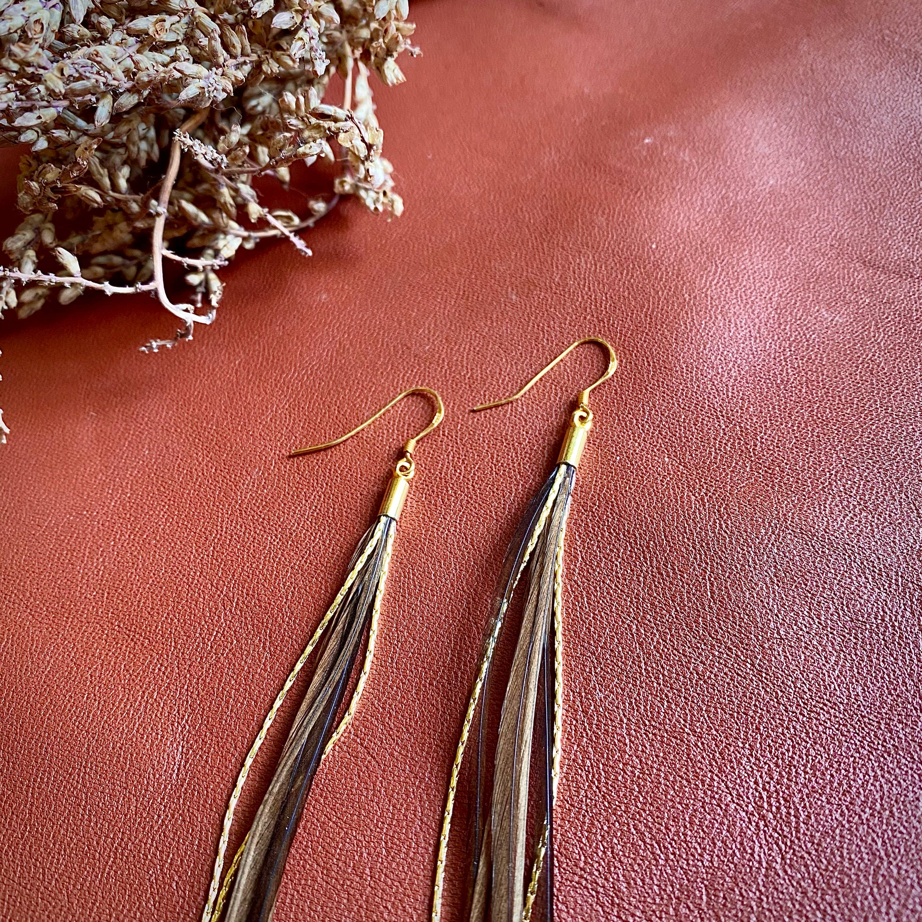 ASTALI - Vendita all'ingrosso Orecchini con nappe - Mini orecchini a forma di piuma, color tortora e oro, orecchini western in stile bohémien8