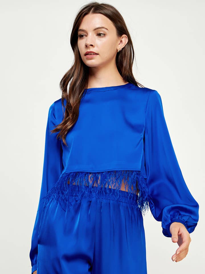 Haut en satin à manches longues et bordure en plumes pour la vente par Strut & Bolt