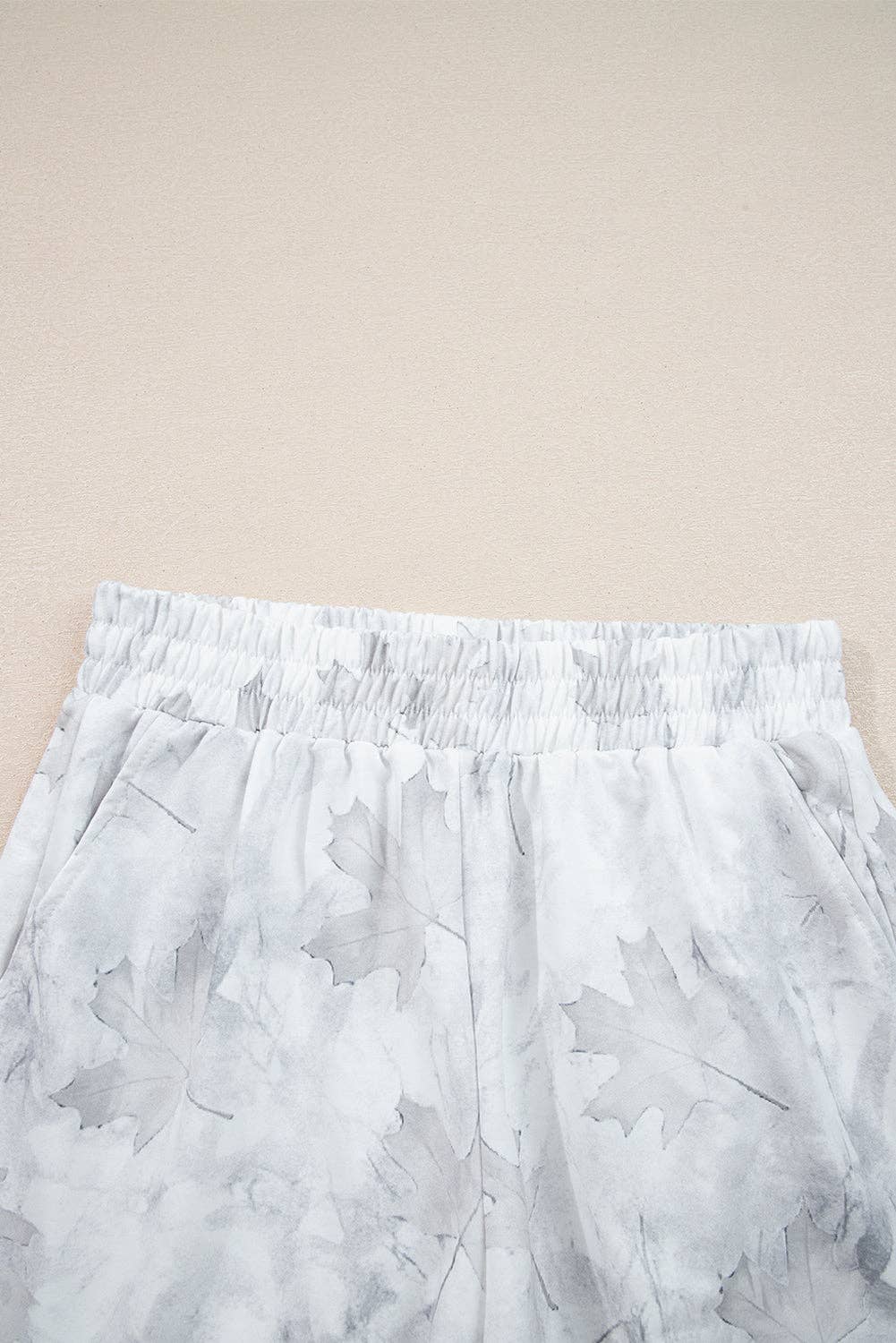 Beige Ensemble haut à capuche camouflage et short à taille élastique en vente sur Faire7