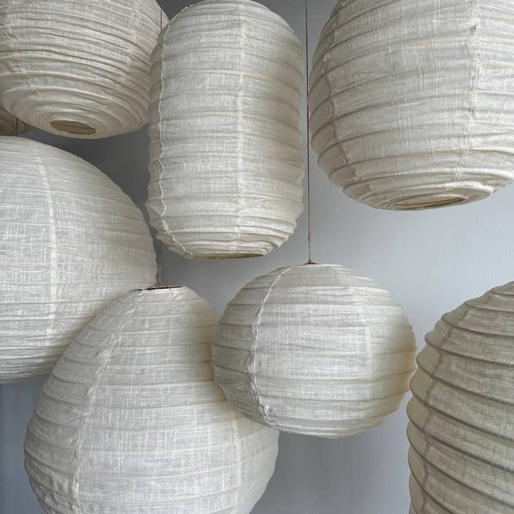 Office Objets - Wholesale Chandelier/Hanging Light - Medium round Japanese-style pendant light in rattan and natural linen D:4033