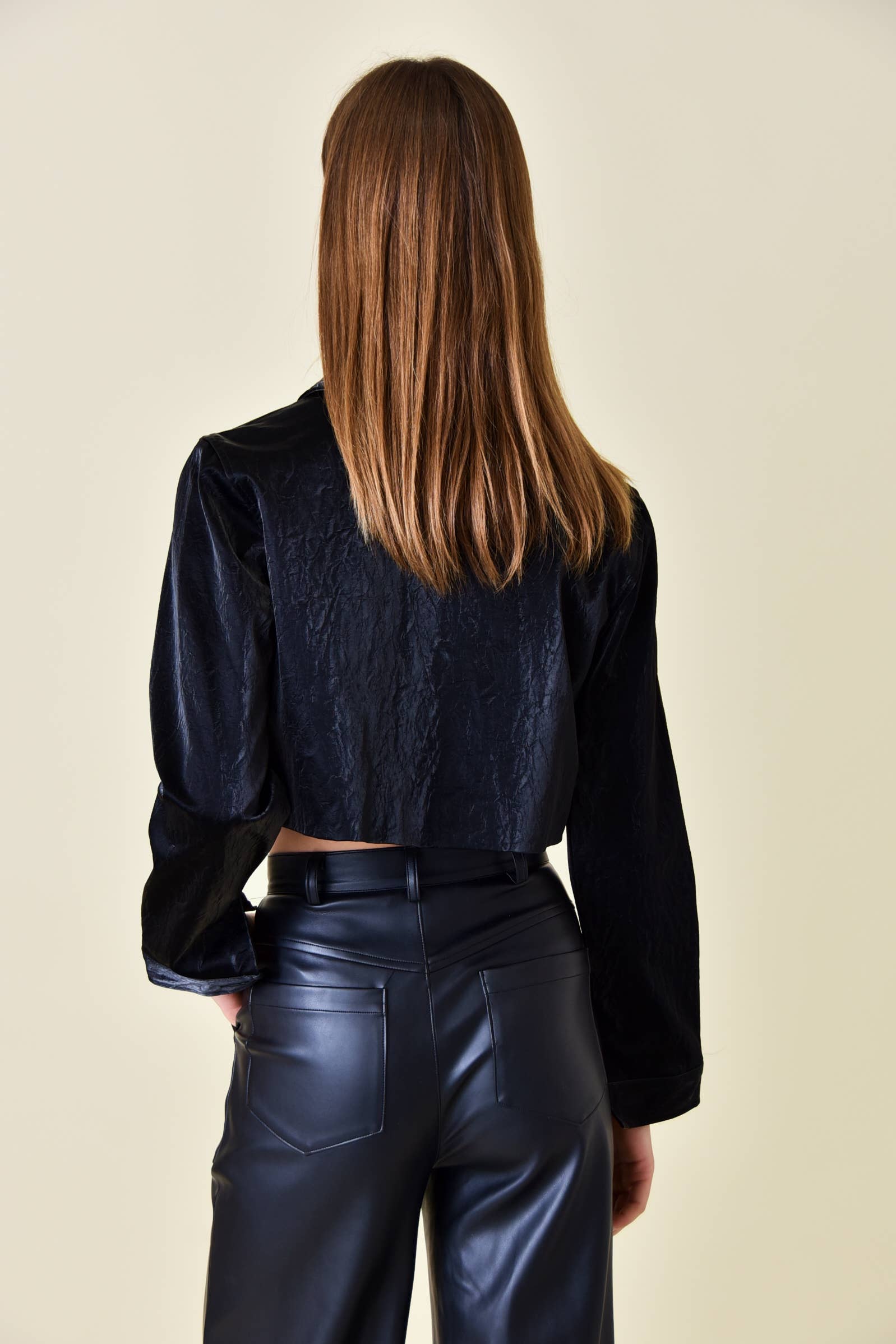 Zwart HALFKORT JACK VAN VEGANISTISCH LEER MET KNOOPSLUITING - OI6010FO voor groothandel op Faire9