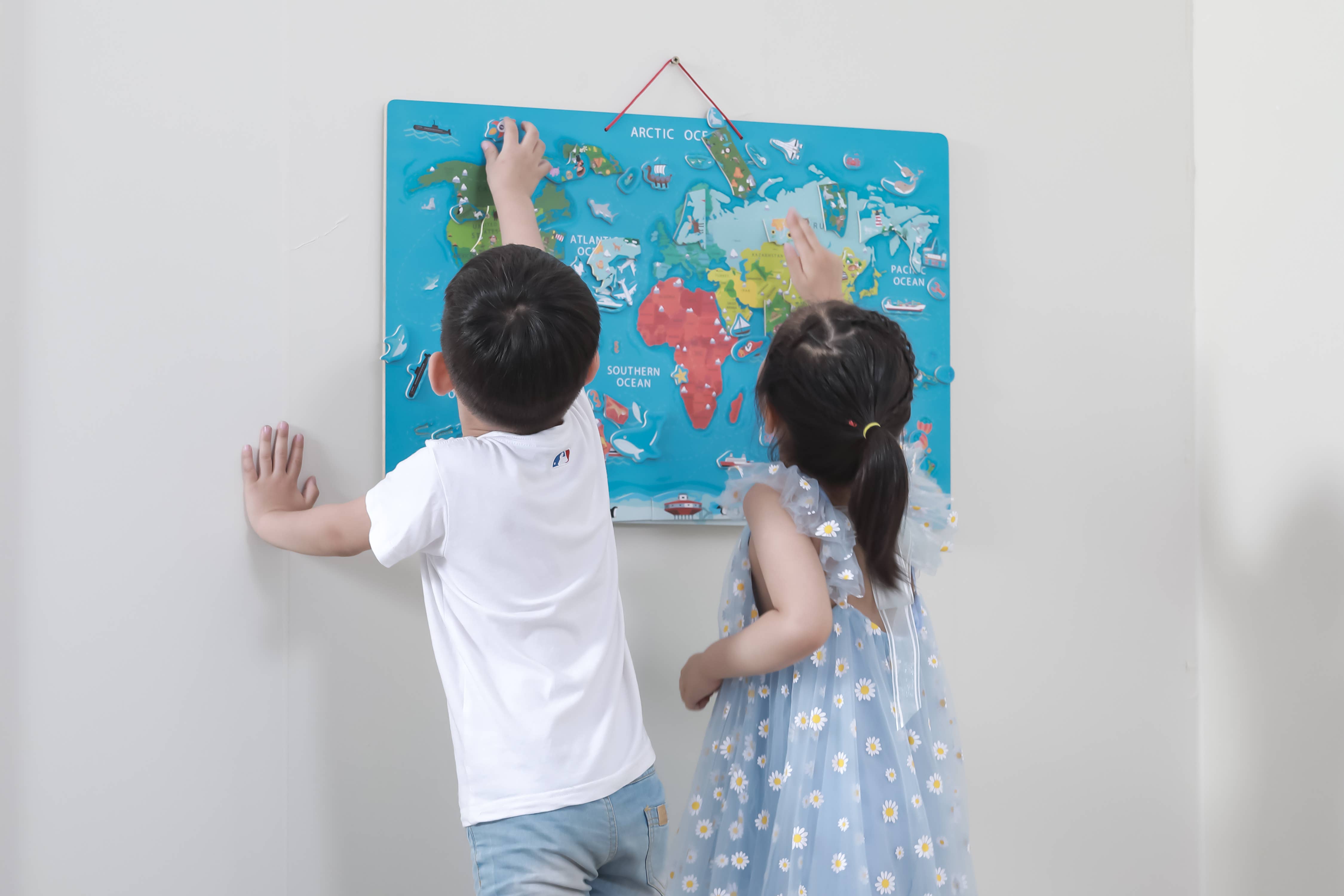 Trade Toys Limited - Wholesale Puzzle - Kids - Viga Magnetic World Puzzle with Dry Erase Board1