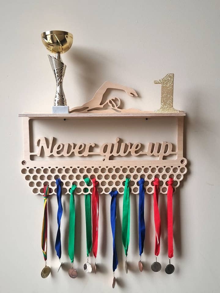 Medaille display - hanger met plank op maat gemaakte naam voor wholesale door Woodinout
