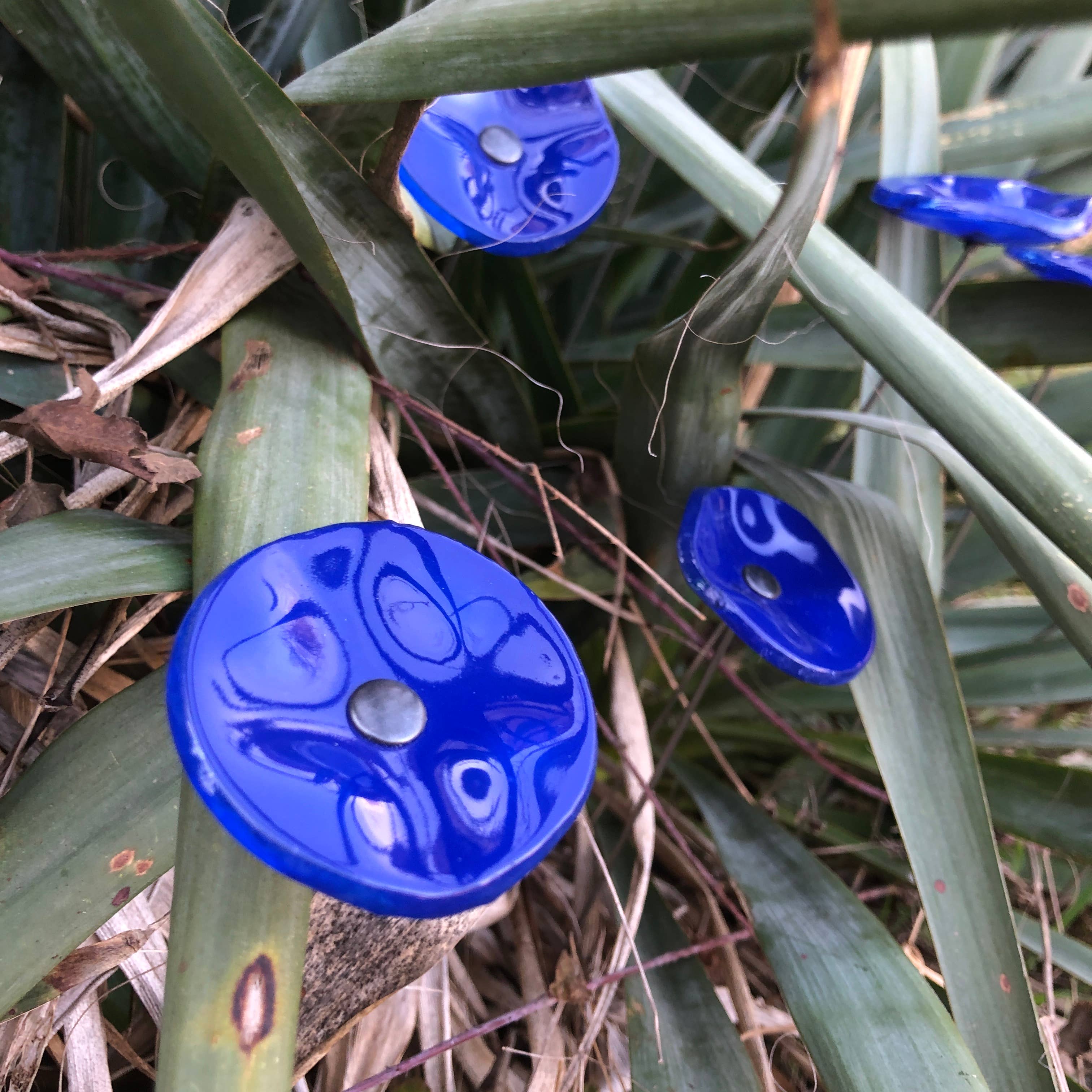 CARNEOL GLASS - Wholesale Garden/Lawn Stake - Small Glass Flower For Outside In L.Blue18