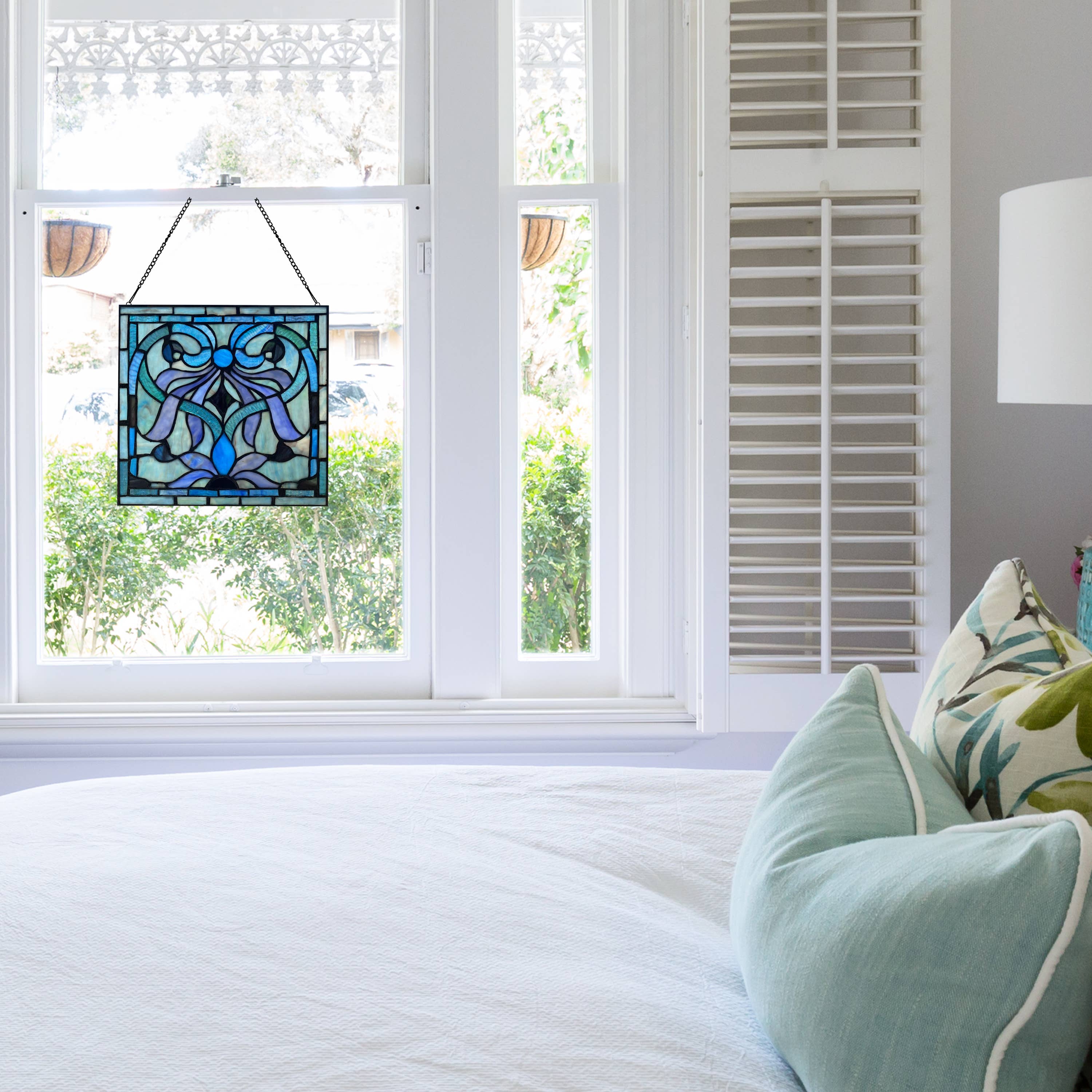 River of Goods - Vente Attrape-soleil - Panneau de vitrail Ilsa bleu, violet et vert de 12 po de haut5