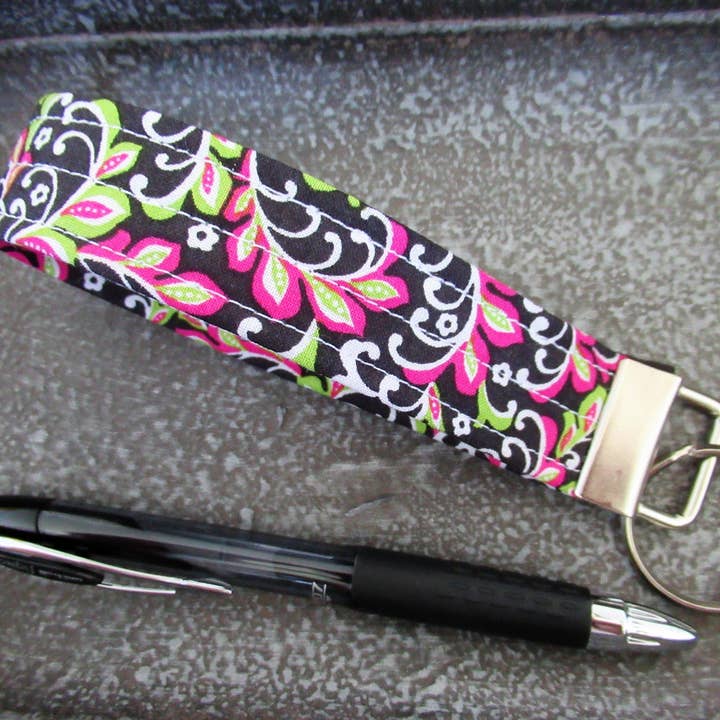 Portachiavi da polso rosa, portachiavi da polso in tessuto, cinturino da polso rosa e verde, regalo per collega, portachiavi da polso, per calze fino a 5 anni per la vendita all'ingrosso da parte di Thread and Purls