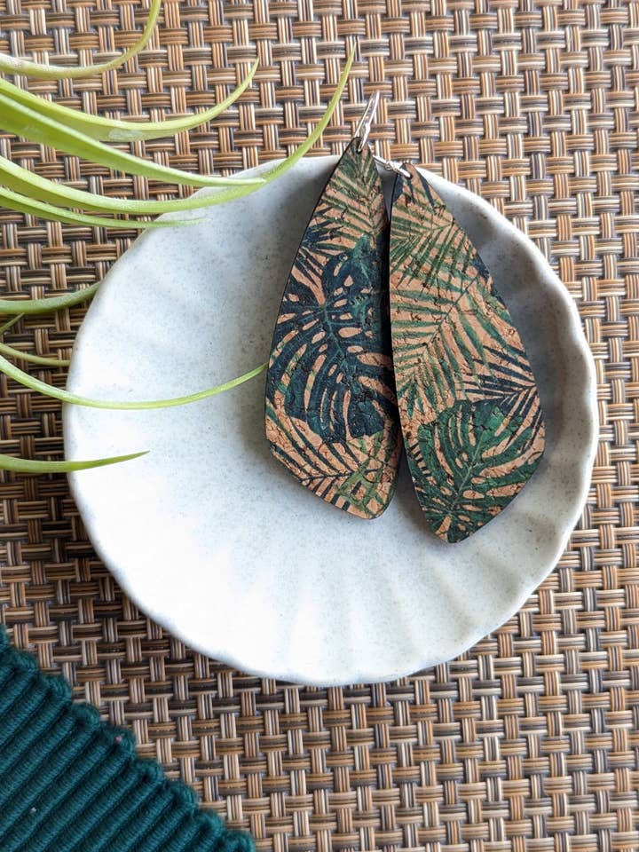 Tropiska lövörhängen i kork - Stora vingar för wholesale av Hello Lovely Cork Co.